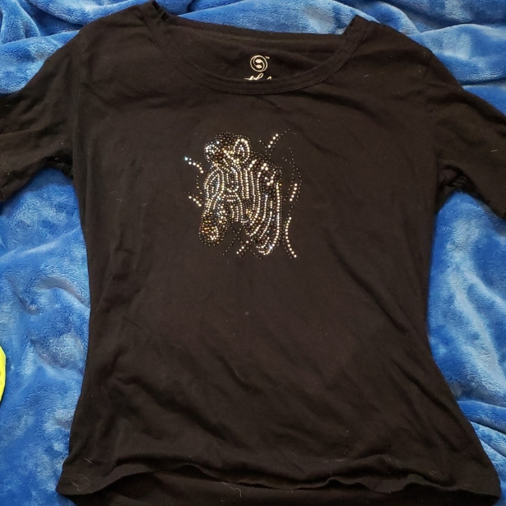 A t-shirt - Picture 1 of 3